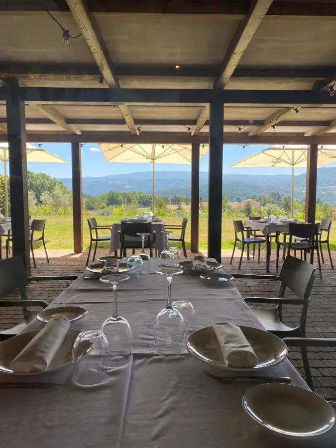 Mesa preparada en O Singular con vistas al paisaje