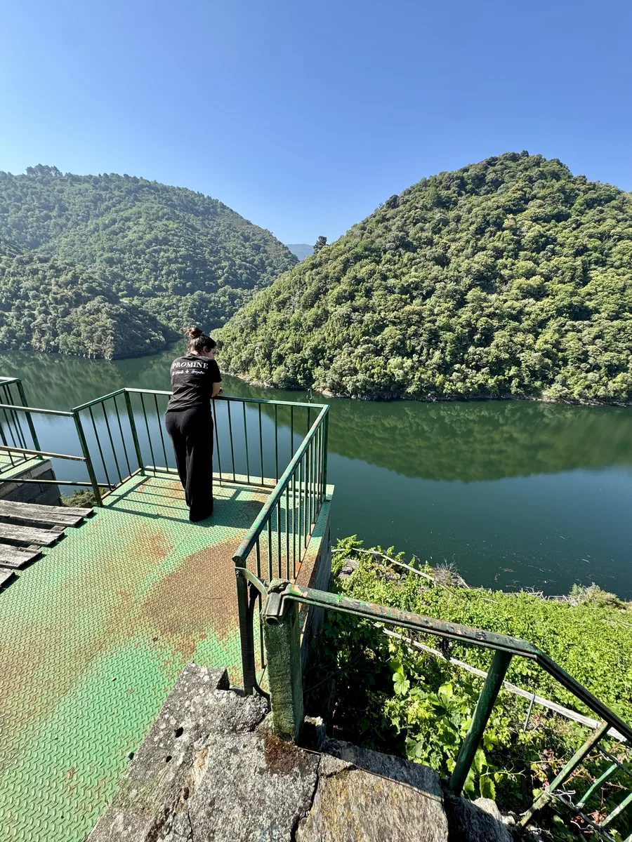 Visitantes contemplando el paisaje de Doade